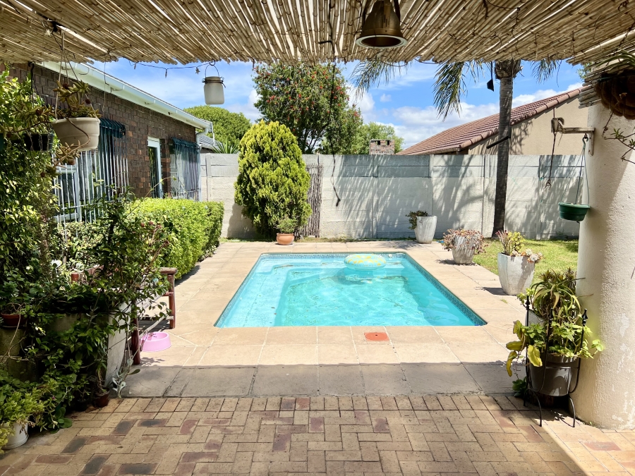 4 Bedroom Property for Sale in Plattekloof Glen Western Cape